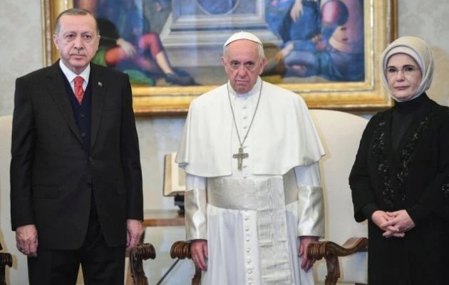 «Πάγωσε» ο Ερντογάν – Τι δώρο με νόημα του έκανε ο αιρετικός Πάπας Φραγκίσκος